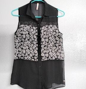 Sybilla Sleeveless Blouse/Tunic With Flowers    Sixe M